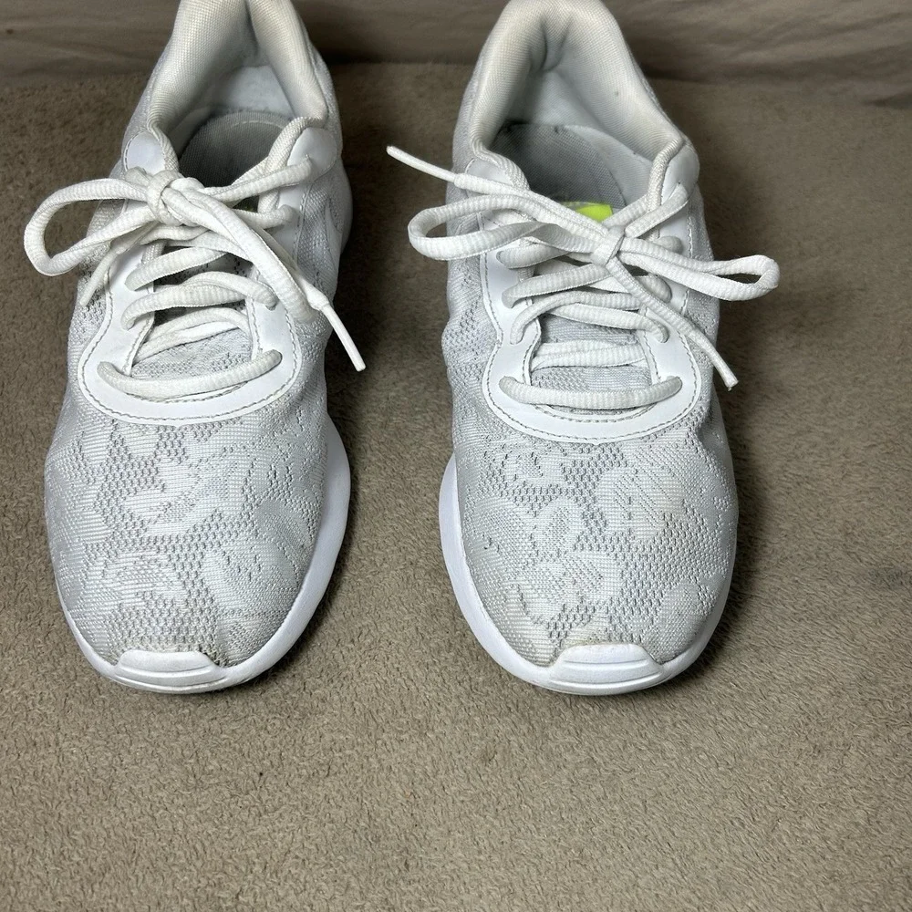 Nike Tanjun ENG Womens 7‎ White Gray Floral Mesh Running Shoes 902865-100